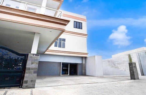 Balikpapan House | Luxury Deluxe DBL Retreat W/Free WiFi and Parking