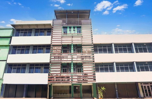 Palembang House | Luxury Deluxe DBL Retreat W/Free WiFi and Parking