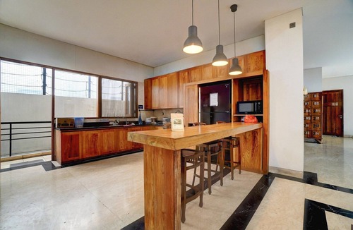 Binong House | Luxury Deluxe DBL Retreat W/Free WiFi and Parking