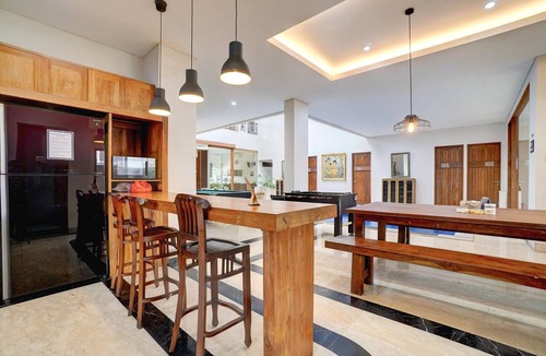 Binong House | Luxury Deluxe DBL Retreat W/Free WiFi and Parking