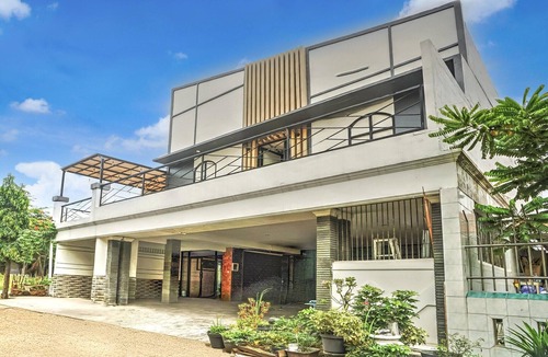 Suko Manunggal House | Luxury Deluxe DBL Retreat W/Free WiFi and Parking