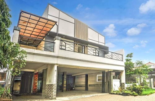 Suko Manunggal House | Luxury Deluxe DBL Retreat W/Free WiFi and Parking