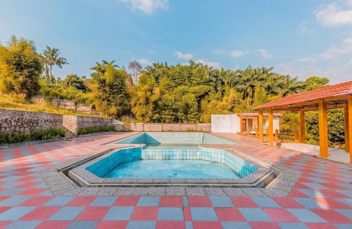 Megamendung House | Luxury Deluxe DBL Retreat W/Free WiFi and Parking
