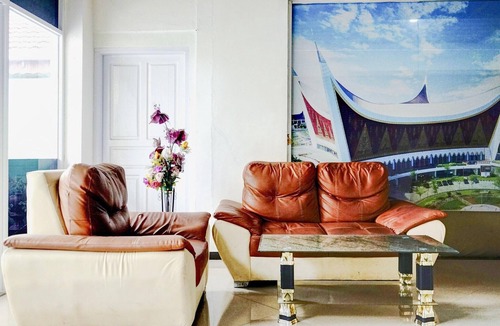 Padang House | Luxury Deluxe Double Retreat with Parking Access