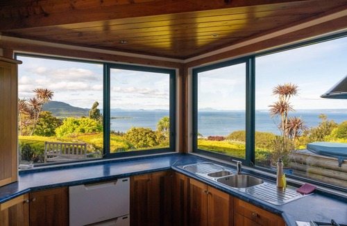 Mount Ruapehu Ski Area Cabin | Luxury lodge with expansive views of Lake Taupo - private and quiet.