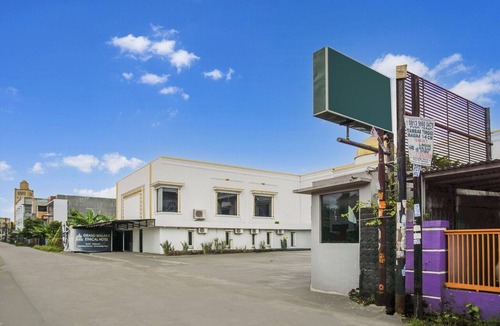 Palembang House | Luxury Twin Comfort Stay W/Free Parking and Pool