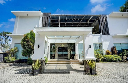 Padang House | Luxury Twin Stay with Free WiFi and Parking
