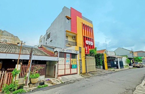 Semarang House | Luxury Twin Stay with Free WiFi and Parking