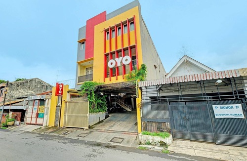 Semarang House | Luxury Twin Stay with Free WiFi and Parking