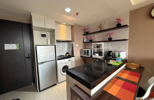 Cikarang Apartment | Modern Japanese Suite with Fast WiFi, Pool and Gym near Meikarta