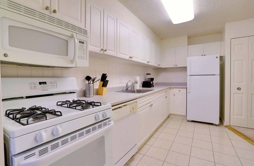 Crystal City Apartment | Modern Apt – Steps from Metro