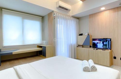 Duren Sawit Apartment | Modern Look Studio at Gateway Park LRT City Jatibening Apartment By Travelio