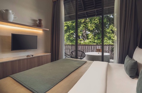 Batu Bolong Resort | Modern Tropical 2BR Loft Nelayan Beach Canggu