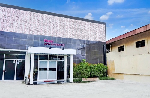 Padang House | Modern Twin Suite Stay with Parking Access