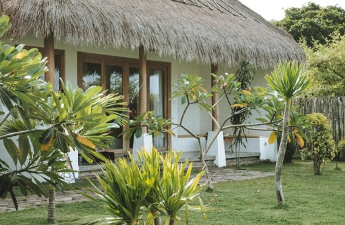 Sekongkang Hotel | Muara Surf House - Yoyos beachfront