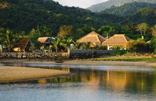 Sekongkang Hotel | Muara Surf House - Yoyos beachfront