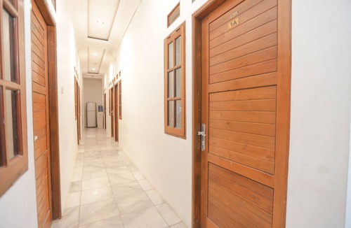 Kebon Kacang Hotel | OYO 150 Harmoni Residence