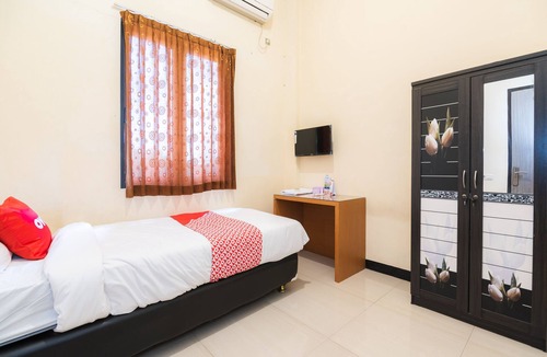 Gresik Hotel | OYO 1956 Kana Family Residence