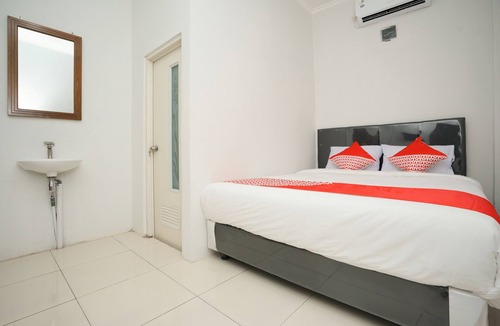 Probolinggo Hotel | OYO 2492 Nindy Homestay