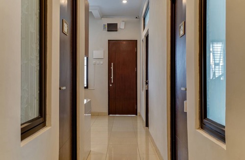 Karawang Hotel | OYO Life 90211 I-sidji Inn