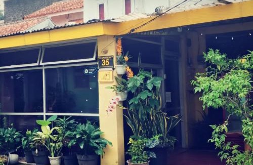 Bogor House | Penginapan Rumah Kuning Syariah