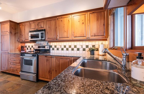 Nordic Estates Condo | Pets | BBQ | Sundeck | Private garage | Ski-in/out