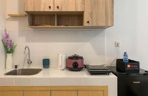Bekasi Timur Apartment | Pleasurable 2BR Transpark Juanda Apartment By Travelio