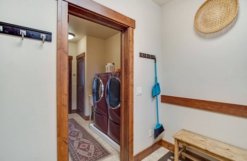 Sunny Slope House | Private Modern Mountain Cabin - 2 Acres in Blue River - Minutes to Breck Gondola