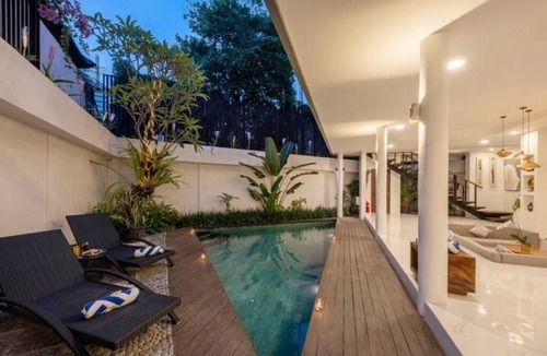 Batubelig Villa | Promo Rate 3BR Private Seminyak Walk Beach Villa