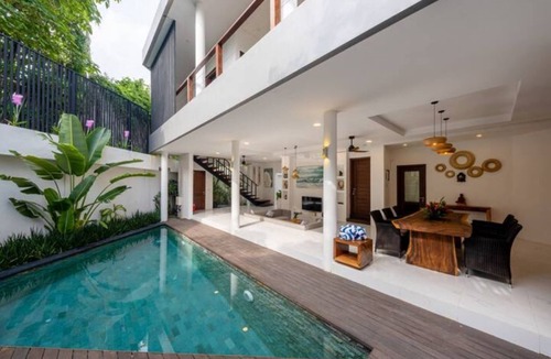 Batubelig Villa | Promo Rate 3BR Private Seminyak Walk Beach Villa