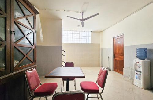 Gubeng Hotel | RedDoorz at AVA Guesthouse Pucang Anom Timur