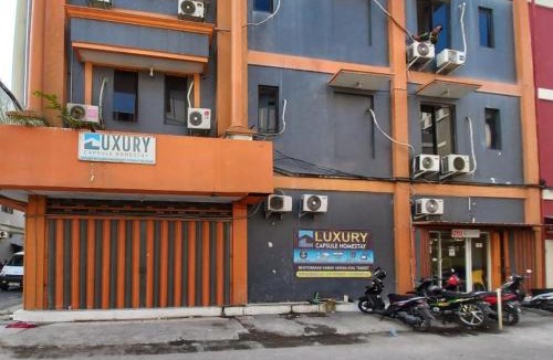 Sidoarjo Hotel | RedDoorz at Luxury Homestay near Aloha Waru Surabaya