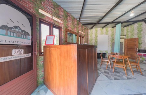 Cisarua Hotel | RedDoorz at Villa De ZamZam Ciater
