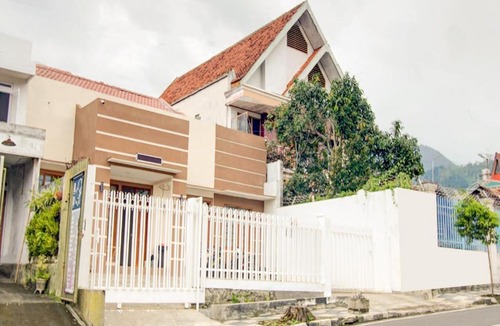 Ngaglik Hotel | RedDoorz at WR Supratman Batu