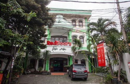 Surabaya House | RedDoorz @ Genteng Surabaya 2