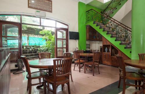 Surabaya House | RedDoorz @ Genteng Surabaya 2