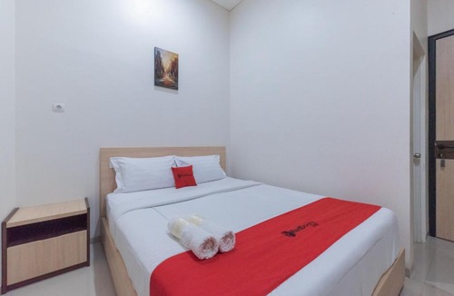 West Cirebon Hotel | RedDoorz near CSB Mall Cirebon