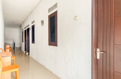 East Jakarta Hotel | RedDoorz near Graha Cijantung Mall