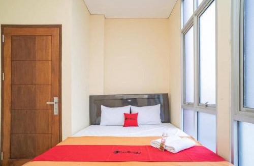 Tangerang Hotel | RedDoorz near Stasiun Tangerang