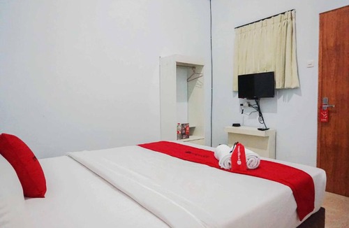 Malang Hotel | RedDoorz near Velodrome Malang 2