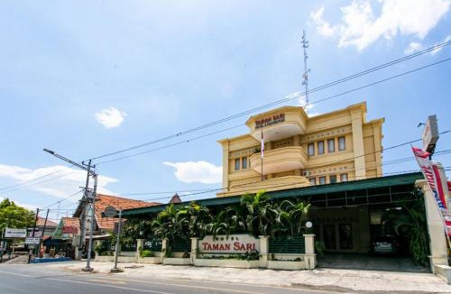 Hargomulyo Hotel | RedDoorz Plus near Alun Alun Karanganyar
