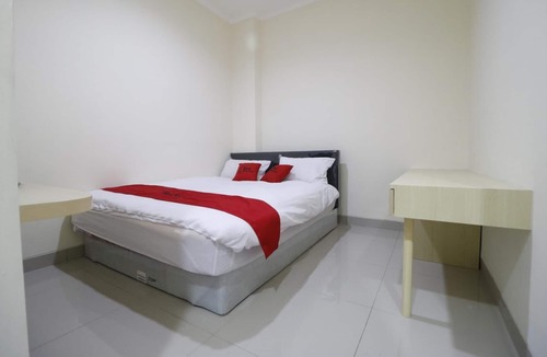 Tanjung Duren Utara Hotel | RedDoorz Plus near Mall Ciputra Jakarta