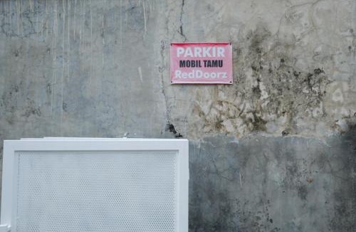 Depok House | RedDoorz Plus near STIE YKPN