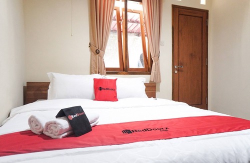 Asrikaton Hotel | RedDoorz Syariah near Exit Tol Madyopuro