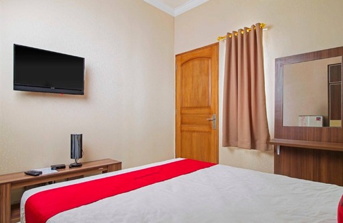 Jakarta Hotel | RedDoorz Syariah near Mercu Buana University