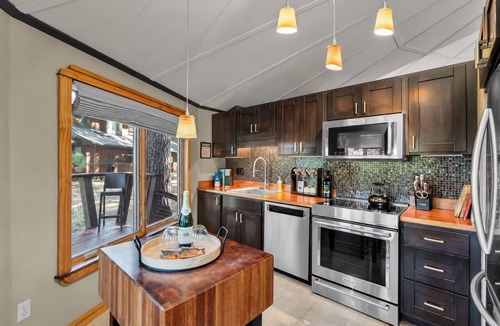 Sunriver House | Riverfront Ski Cabin W/Hot Tub & Dock!