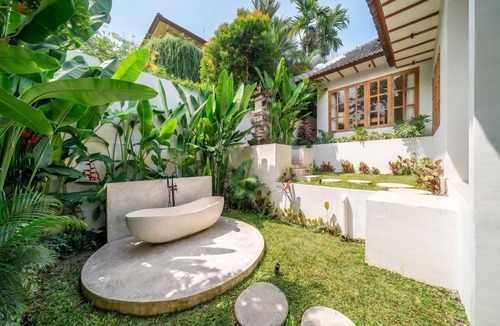 Singakerta Villa | Semiramida - Unique 2BR Villa w Outdoor Bath, Pool+Huge Garden
