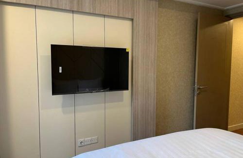 Jakarta Apartment | shanghai tower studio netflix sofabed