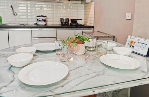 Kelapa Gading Barat Apartment | Stylish 2BR MOI Apt Pool, Gym, Wi-Fi