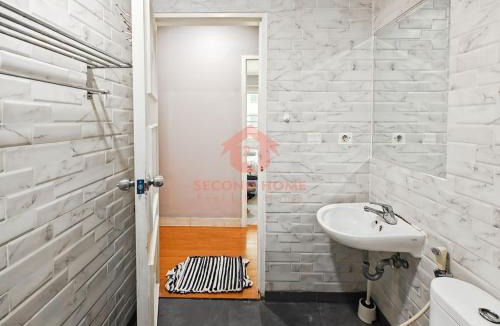Kelapa Gading Barat Apartment | Stylish 2BR MOI Apt Pool, Gym, Wi-Fi